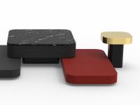 Panoramica di alcuni modelli di tavolino Token disponibili: con piano in marmo, basso e laccato opaco RAL, a fungo con top in ottone lucido