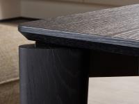 Tavolo allungabile in ceramica o in legno Winston, dettaglio della giunzione tra basamento e piano