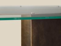 Dettaglio del tavolo Bisbee con basamento in metallo delabré V3, anticato a mano per dare il caratteristico effetto spazzolato