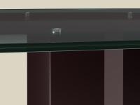 Dettaglio del piano in vetro trasparente fumé, con ben visibili le flange sottopiano che danno al tavolo Bisbee il suo caratteristico aspetto industriale