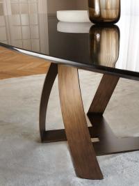 Dettaglio della base del tavolo a fasce intrecciate in metallo in finitura ottone brunito