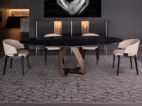 Tavolo Bon Bon con piano ellittico in marmo Nero Marquinia e base in ottone brunito