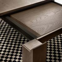 Dettaglio del sottopiano del tavolo con piano in legno tamburato Calepio, con piano e gambe in legno rovere vissuto Visone