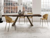 Tavolo allungabile con gambe in metallo Desire, con piano in laminato effetto legno dallo spessore di 8 cm