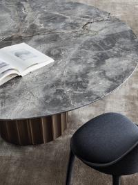 Tavolo rotondo con piano in pietra Dorian di Bonaldo e base in poliuretano ad alta densità