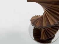 Dettaglio della struttura a spirale formata da listelli di legno massello noce canaletto