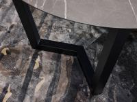 Dettaglio del basamento del tavolo da pranzo rotondo allungabile Lawrence nella versione spessa cm 5, di serie col modello rotondo