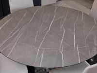 Dettaglio del piano in HPL stratificato effetto pietra del tavolo rotondo Lawrence, anche allungabile con allunghe nascoste sotto il piano