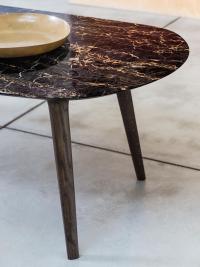 Particolare del piano in marmo Portoro abbinato alle gambe in legno massello di rovere finitura termotrattato