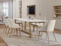 Tavolo in gres con base di design in legno Pearl, disponibile anche con piano in vetro trasparente extrachiaro