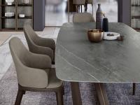 Tavolo con base in legno Pearl con piano in gres effetto pietra, personalizzabile grazie a piano e basamento disponibili in diversi colori