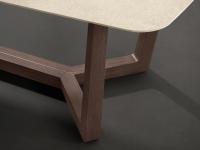 Particolare del basamento in legno del tavolo Pearl, con inserto centrale in metallo verniciato