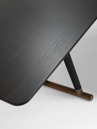 Particolare del piano in legno di frassino tinto del tavolo Pipe rettangolare