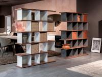 Libreria divisoria a cubi Kaspar, disponibile sia con struttura laccata bianca che grigio antracite