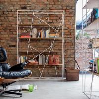 Libreria bifacciale con struttura metallica Naviglio con ripiani in legno essenza di rovere naturale