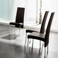 Sedia moderna Charonne rivestita in pelle nera, schienale alto e struttura in metallo cromato.