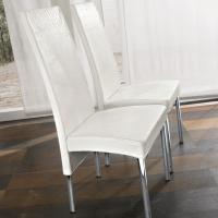 Sedia moderna Charonne rivestita in pelle extra bianca, schienale alto e struttura in metallo cromato.