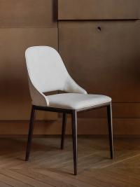 La sedia Malva è caratterizzata da uno schienale avvolgente e da linee eleganti e raffinate