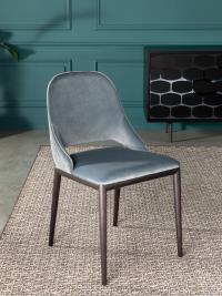 La sedia è disponibile in vari rivestimenti: tessuto pied de poule, tessuto shade, velluto vega, similpelle e pelle