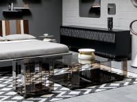 Coppia di tavolini in cristallo da salotto di design Dedalo nella particolare collocazione ai piedi del letto