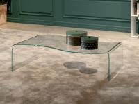 Il tavolino in cristallo curvato Flow è in grado di portare un tocco di modernità all'ambiente grazie al design particolare della lastra di vetro sagomata