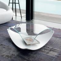Tavolino triangolare con piano in vetro Quiet con struttura in laccato opaco bianco