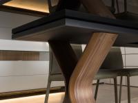 Particolare della struttura in legno del tavolo Still e del robusto sottopiano in metallo, capace di sostenere piani importanti per peso e dimensioni
