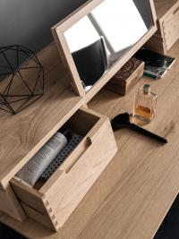 Dettaglio dei cassetti, realizzati interamente in legno massello, e dello specchio estraibile, i due accessori caratteristici dello scrittoio Sierra