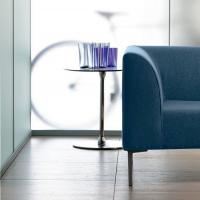 Design minimal e funzionale del tavolino per area relax ufficio Alias