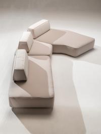 Divano modulare sagomato Prisma Rock nella versione con chaise longue e schienali lineari spostabili