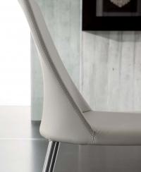 Particolare sul profilo dello schienale dell'elegante sedia in similpelle Academy (gambe in metallo spazzolato non disponibili)