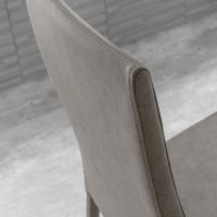 Particolare dello schienale della sedia Royale rivestito in similpelle vintage grigio tortora