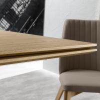 Dettaglio del tavolo Desire allungabile chiuso con piano in legno essenza e bordo svasato a 45°