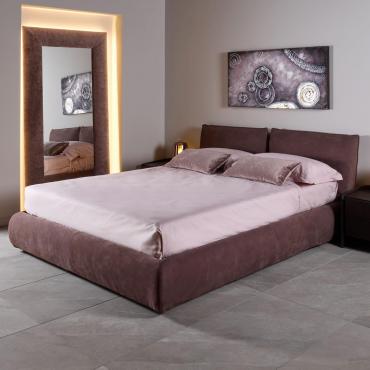 Letto imbottito matrimoniale Astoria outlet in pelle con morbidi cuscini che compongono la testiera