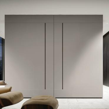 Blace coplanar sliding wardrobe with symmetric flush doors