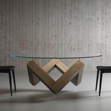 Even round table with sculptural base