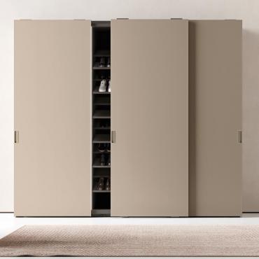 Focus Wide shallow sliding closet