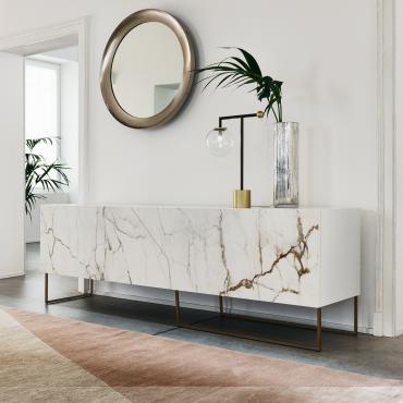 Credenza moderna con ante in ceramica Doppler K di Bonaldo in finitura seta Calacatta Macchia Vecchia