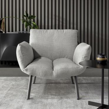 Poltrona imbottita con seduta bassa Pil armchair di Bonaldo