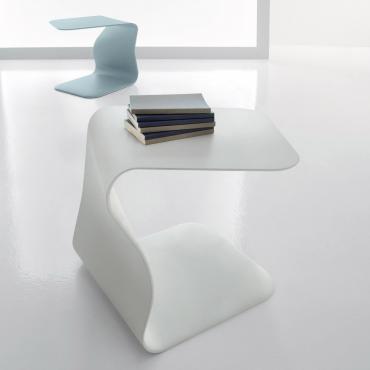Duffy coffee table with a sinuous shape