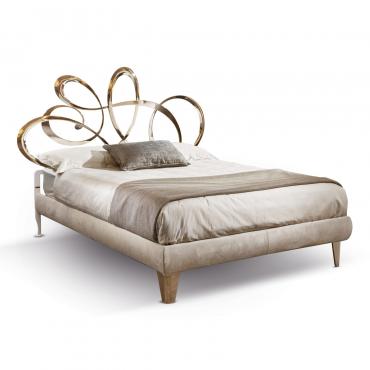 Dolcevita bed with wrought iron swirls by Cantori