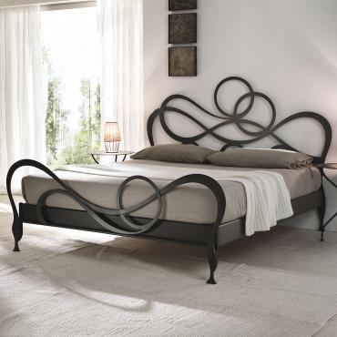 J'Adore classic bed with footboard
