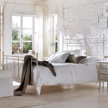 Sirolo country chic iron bed by Cantori