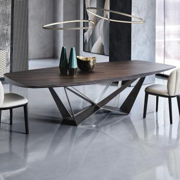 Skorpio table with Calacatta top by Cattelan