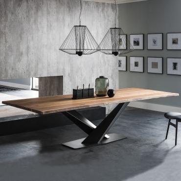 Tavolo con struttura incrociata in metallo Stratos di Cattelan con piano in legno essenza con bordi irregolari