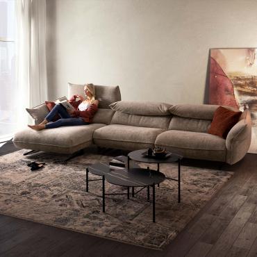 Modern Exeter sofa with adjustable headrest