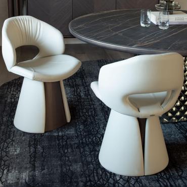 Sedia con base conica in pelle Dafne di Cattelan