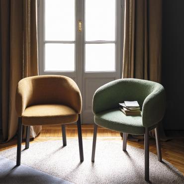 Hamide armchair with wooden legs and curved back