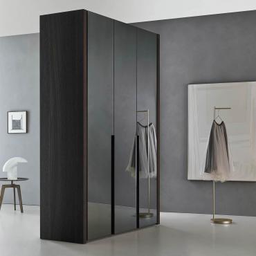Alaska wardrobe with mirror doors characterised by contrasting side panels