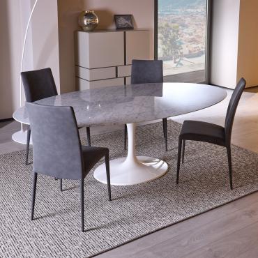 Saarinen is a round elliptical table originally projected and designed by Eero Saarinen